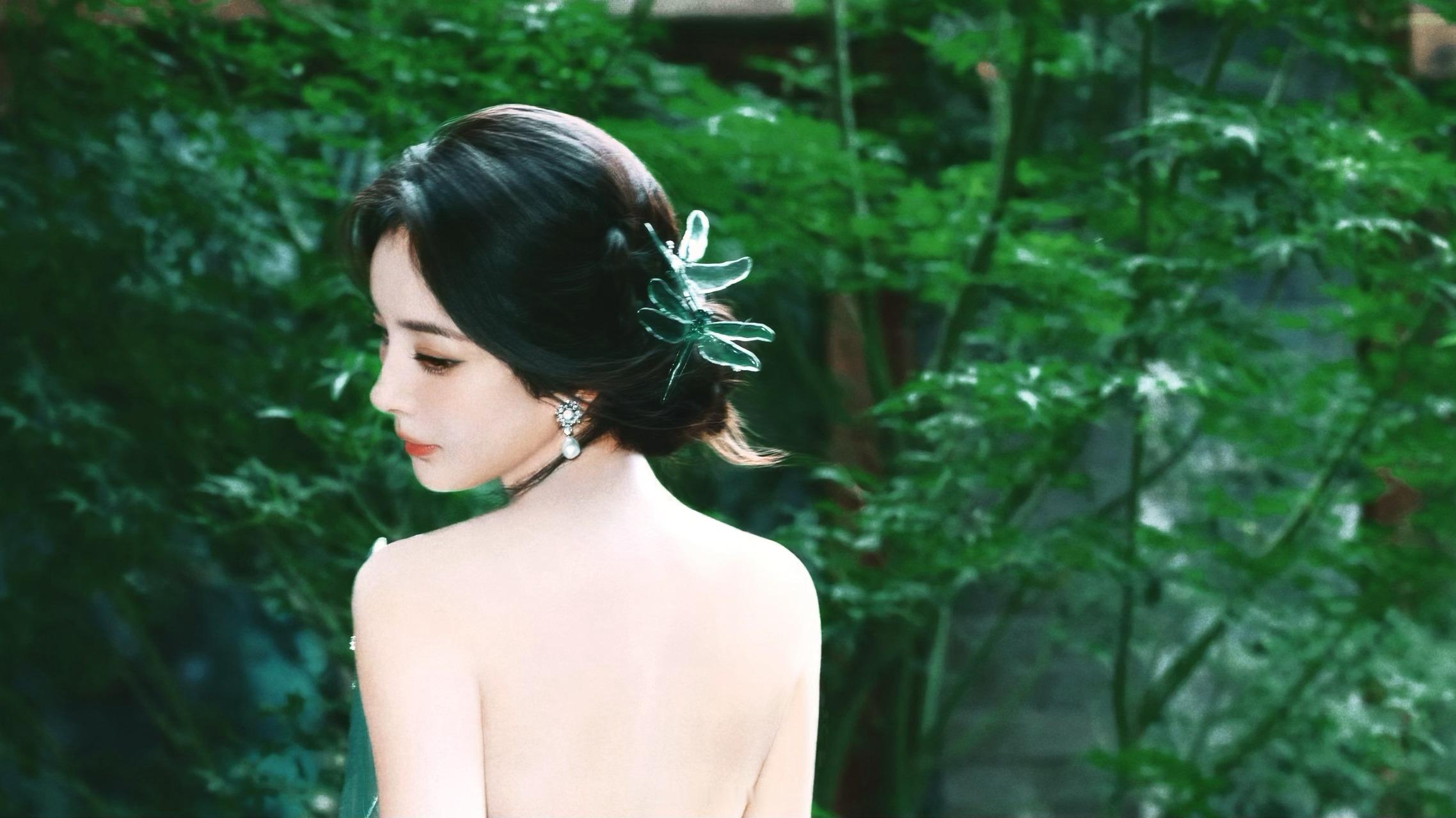 做了张新壁纸嘟嘟嘟嘟嘟 绿色和美人都对眼睛很好[送花花] （原图编辑上啦 ​​​