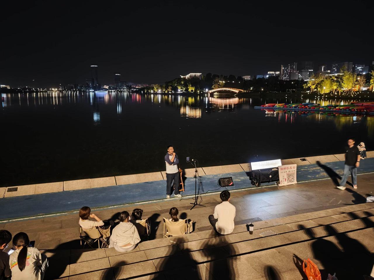 周末晚上的兴隆湖有好多歌唱爱好者，社区氛围真不错！
图文原创：Chemi
春日生