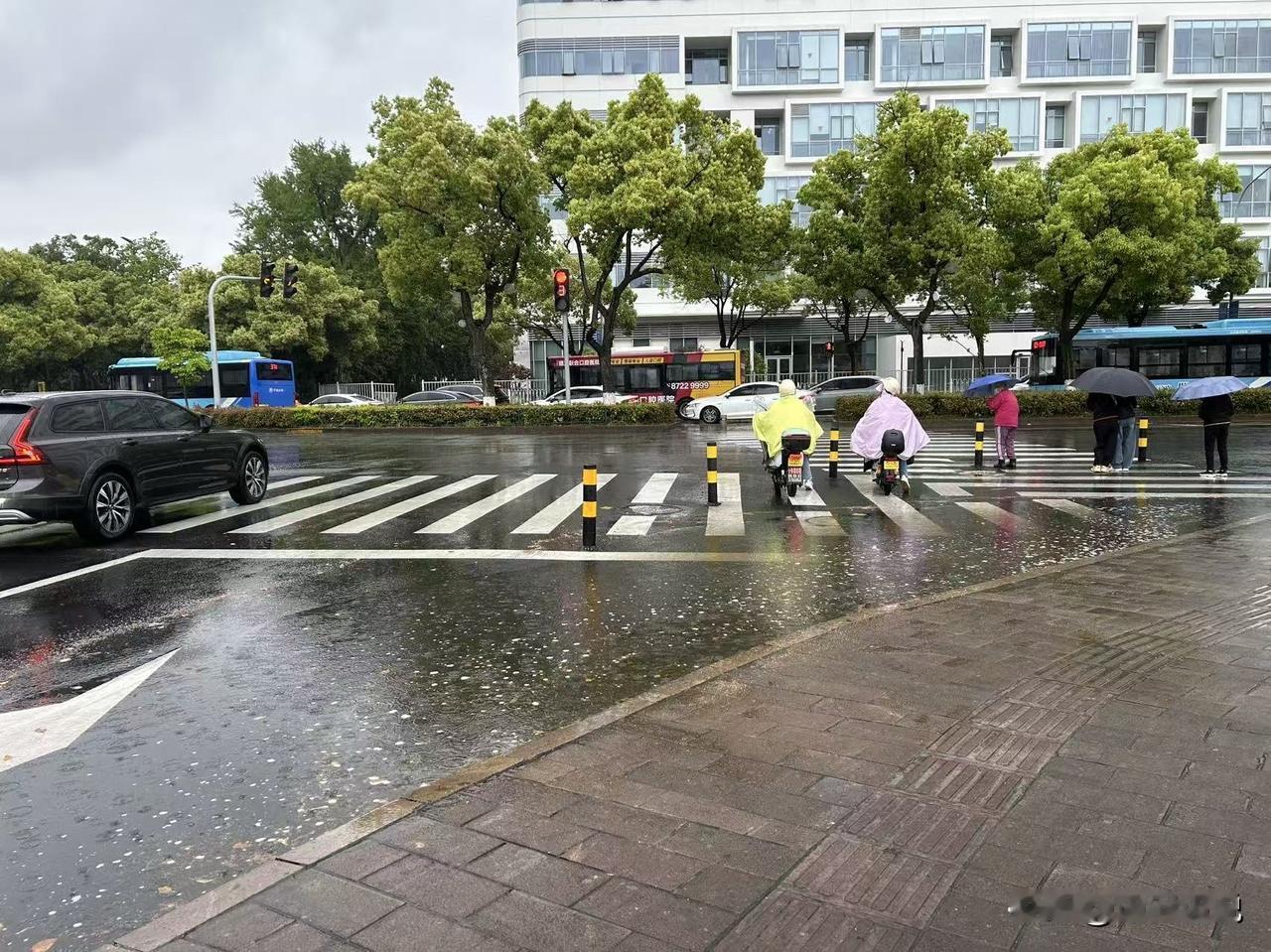 读者报料，海曙区望京路和永丰路路口，逢雨必有积水，这条路重新修过不久，怀疑拐角处