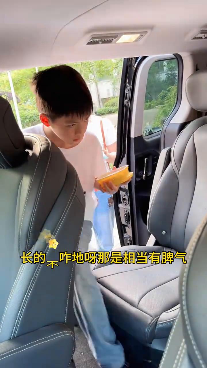 我的老婆就是那个人，她是我们家里有权有势的人，长的不咋地，那是相当有脾气。婚前婚