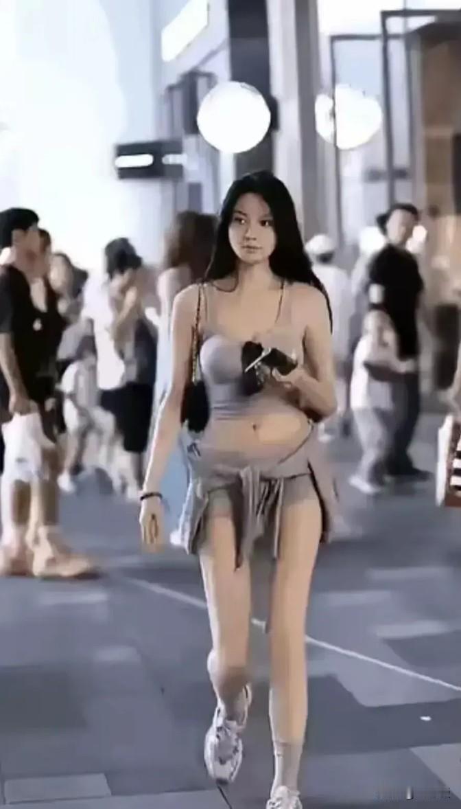 现在有些年轻女孩特别喜欢穿得少，好像衣服越少越好似的，而且她们觉得这样很正常，甚