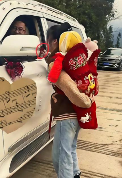 “这才是边界感！”云南一女子背龙凤胎回家时，突然碰到一队婚车，女子想要讨喜图个彩