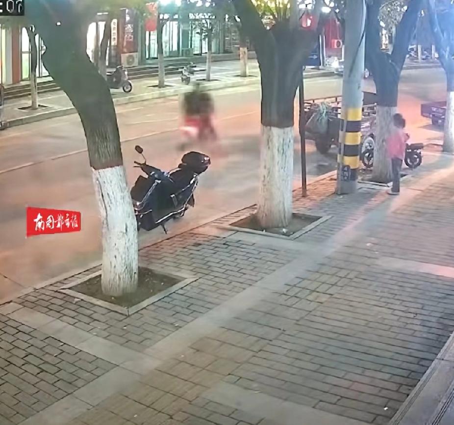 陕西延安富县两女孩玩猜拳游戏，“谁输了谁横穿马路”，结果一女孩被行人撞倒。交警：