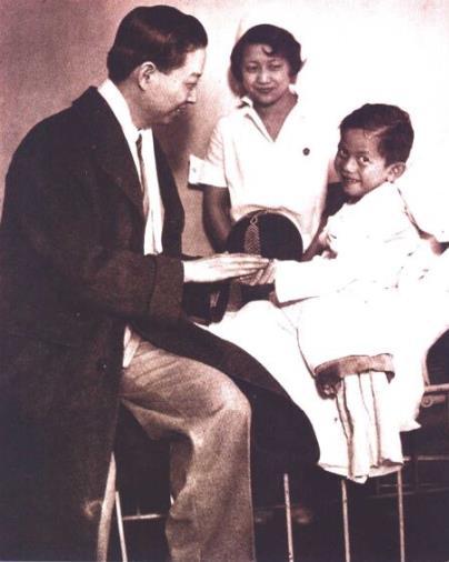 梅兰芳在美国时到医院看望住院的华侨儿童