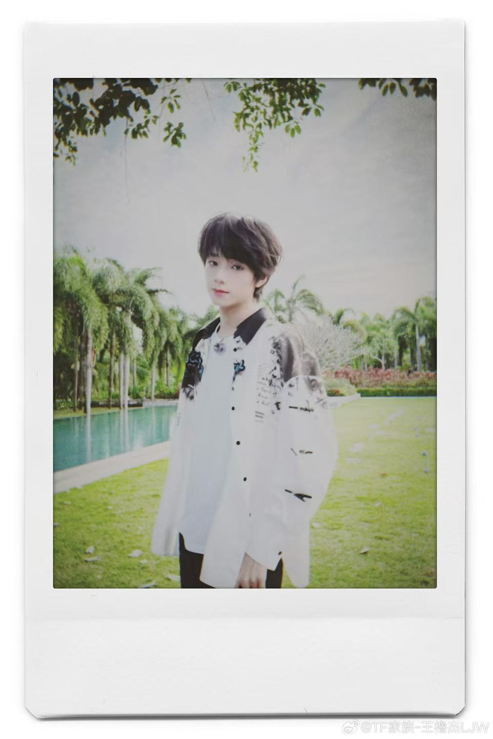 王橹杰泳池拍立得王橹杰春日怼脸拍 给大家一期之前的存货 