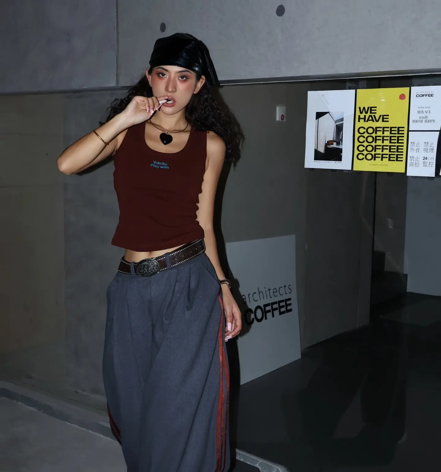 卡拉永远ok.夜间打开闪光灯拍照，肤色质感绝了，姐妹们可以找一个干净的背景试试