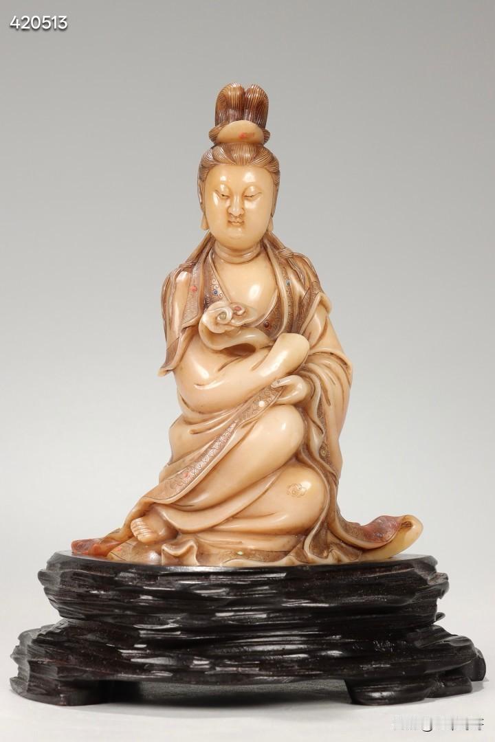 清 寿山石雕如意观音摆件

规格：长11cm，宽8cm，高15.5cm，重625