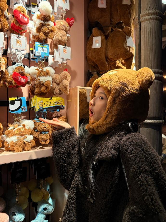 爱看一些假期日常，谁懂这个戴动物头套和做各种搞怪动作的张婧仪有多可爱