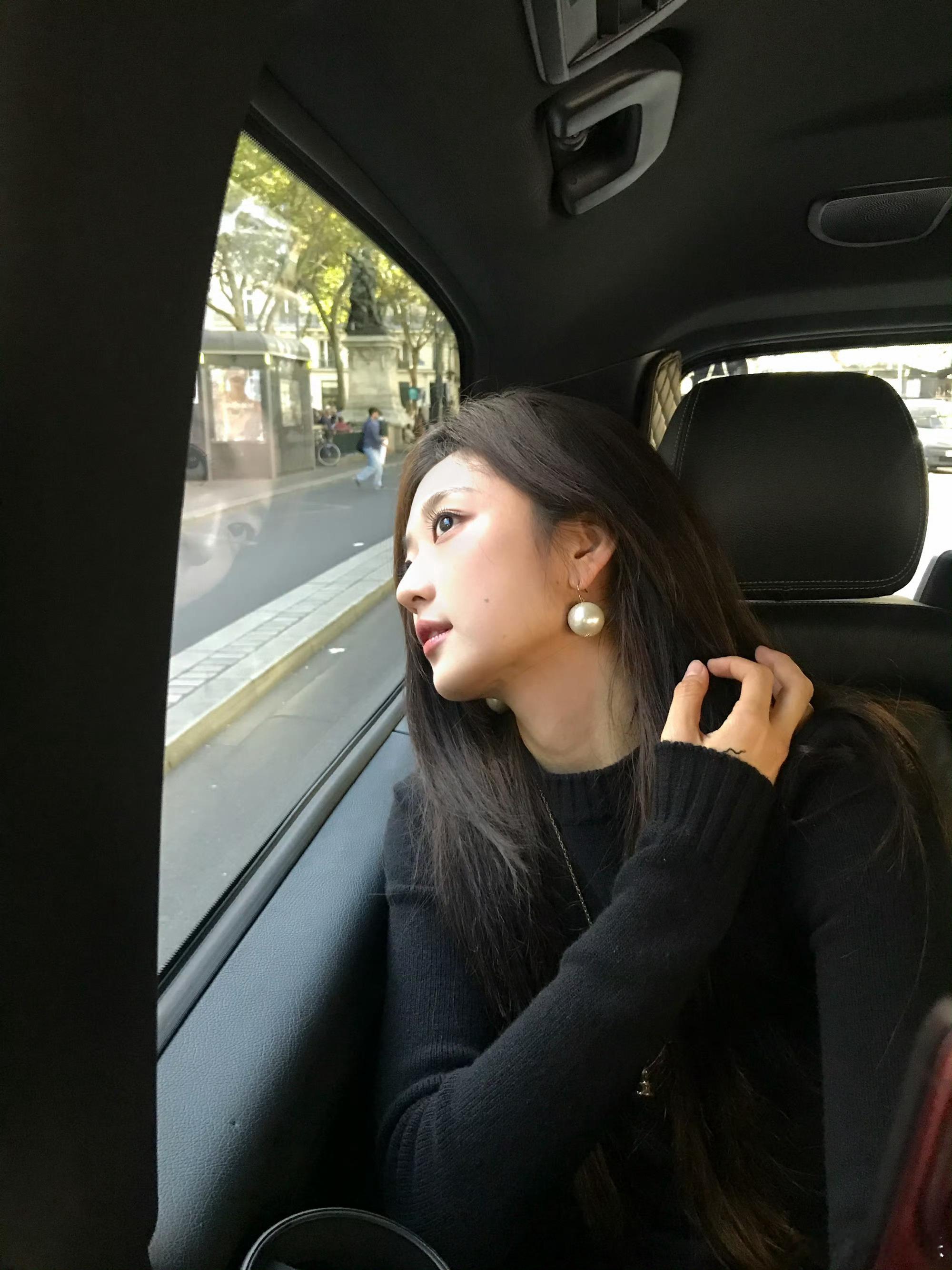 孙千黑长直看秀造型孙千，是那种越看越有味道的演员。她身上有东北女孩的爽利，也有演