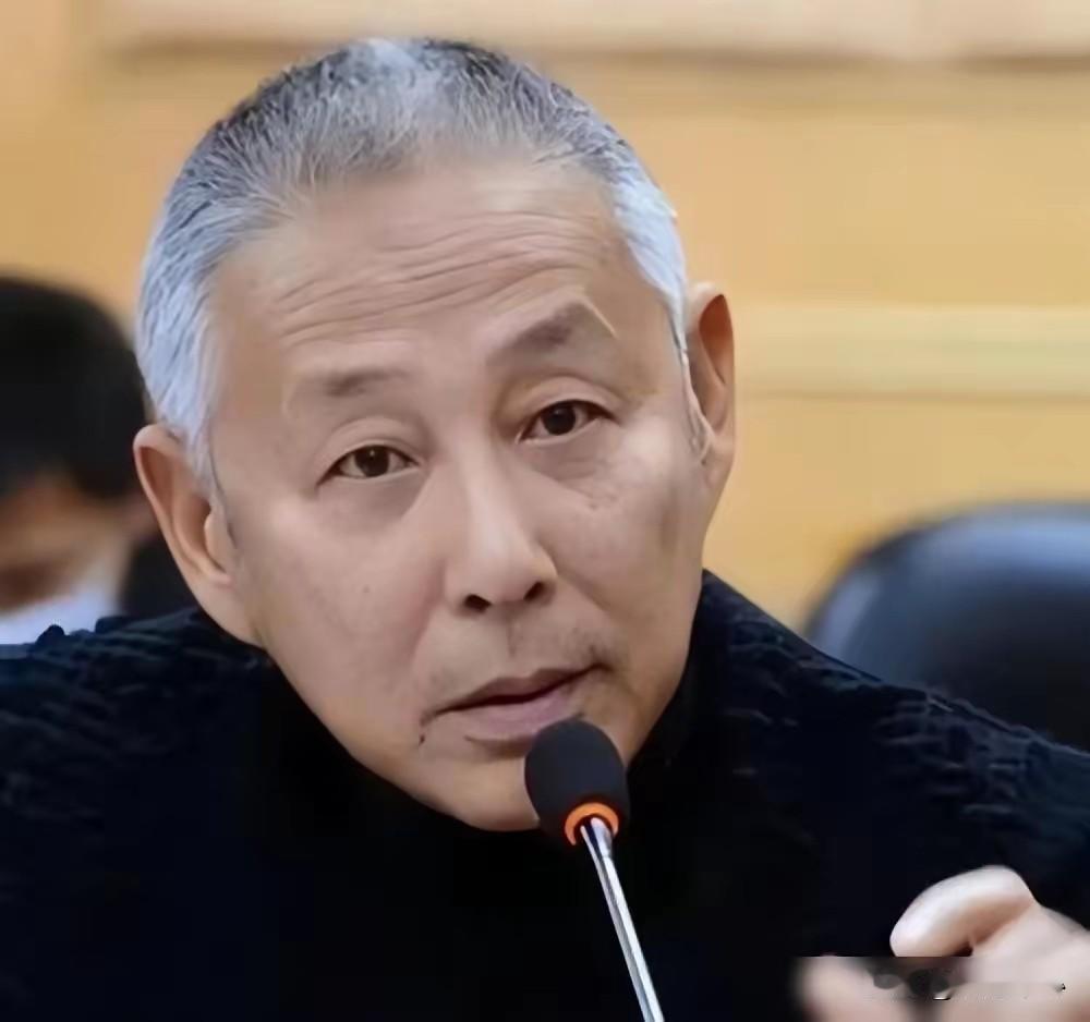 陈道明说：
“人这辈子，最危险的两个敌人，一个是自己的嘴，一个是身边的熟人。”