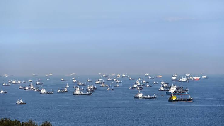 霍尔木兹海峡一关，全球油价应声而起。马六甲海峡最窄处仅3公里宽，全球超过四分之一