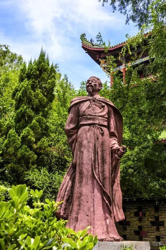 辛弃疾不只是婉约词人，还是铁血战神！
 
语文书里的辛弃疾，是那个写"醉里挑灯看