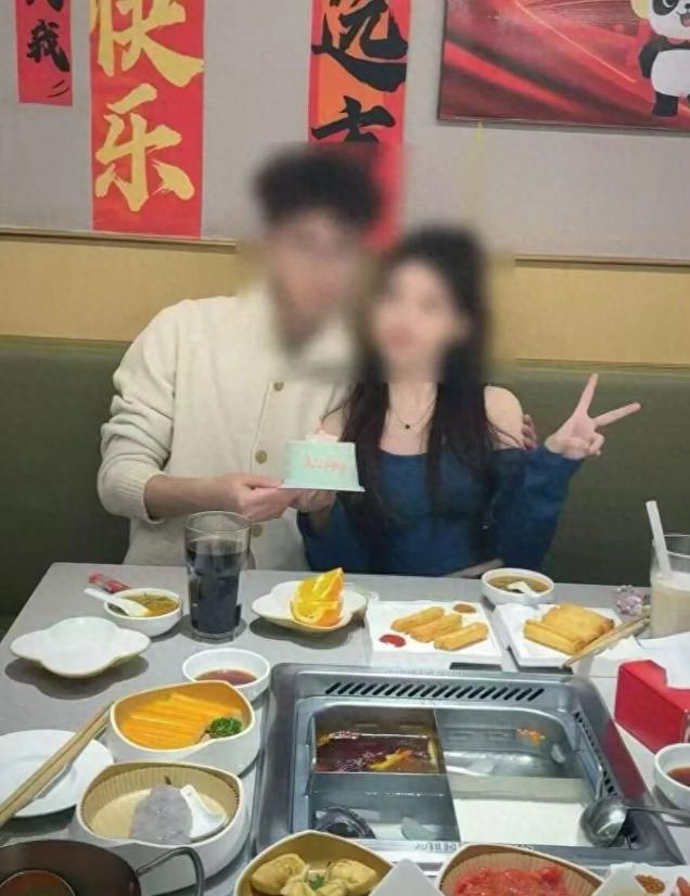 “必须死刑！”陕西西安，一名22岁的女孩受不了男友变态般的控制欲，决定分手。男子