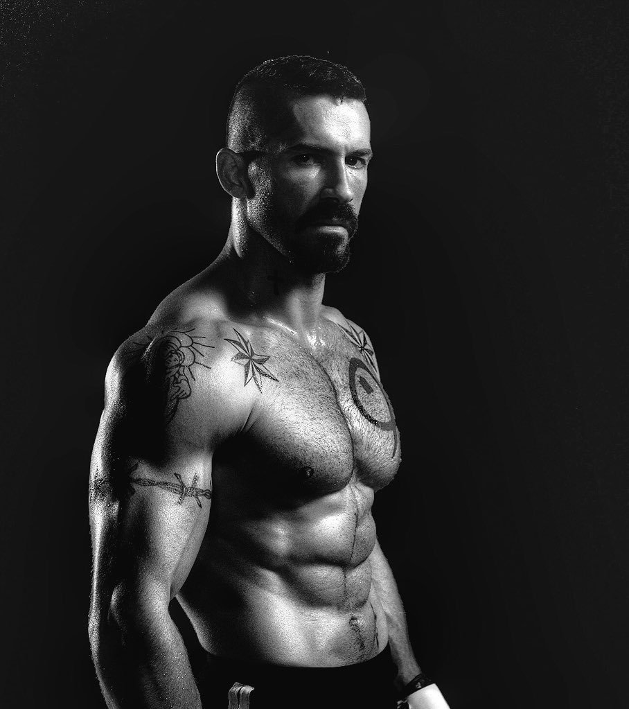 2018年拍摄《叶问4》时，甄子丹55岁，Scott Adkins42岁 