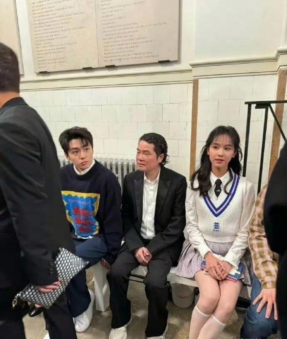 有没有发现，陈都灵没了美颜滤镜，在人群里真的认不出来了 