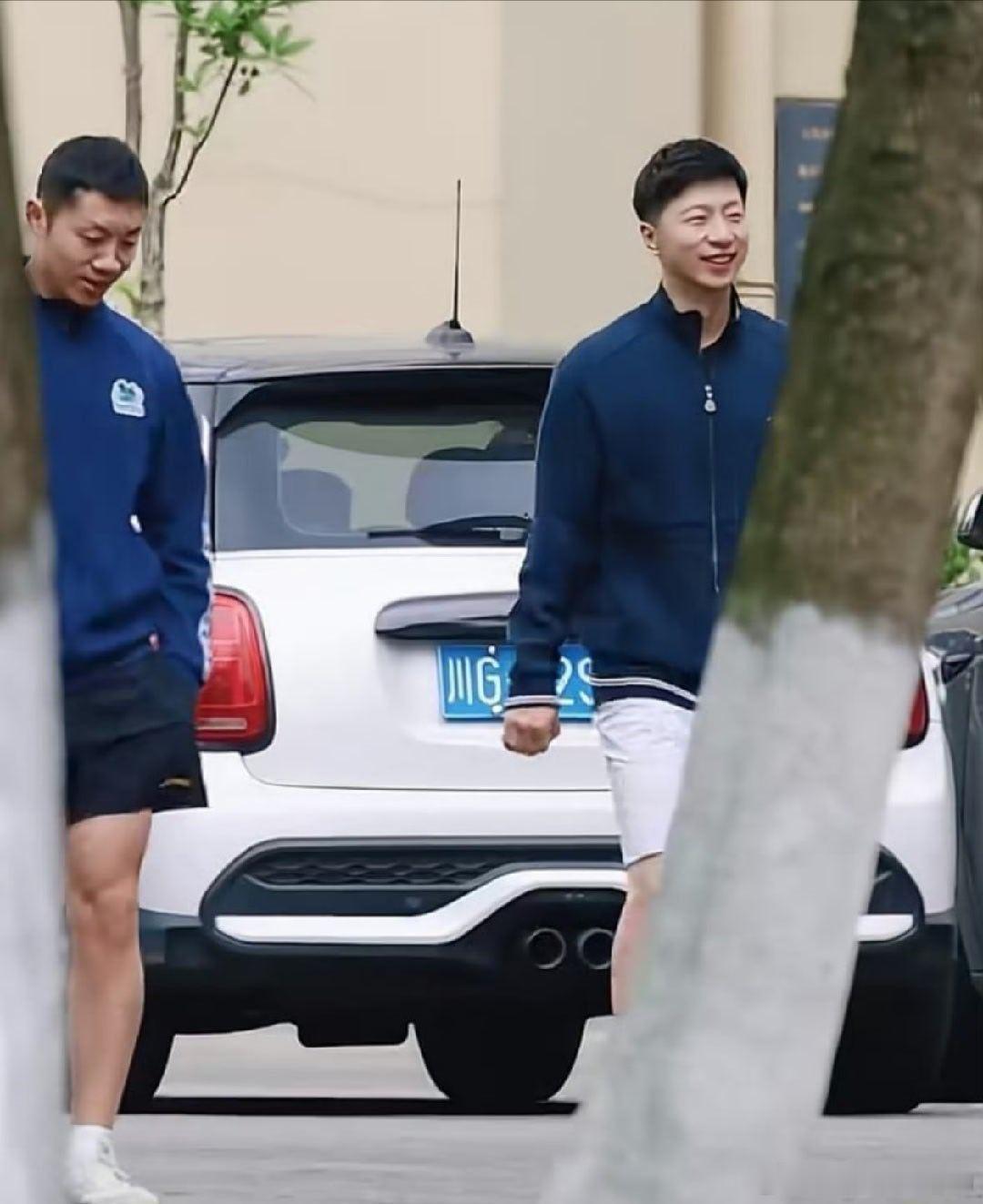 乒乓球马龙许昕边走边聊2026年4月21日，马龙、许昕现身成都国乒封训基地，上下