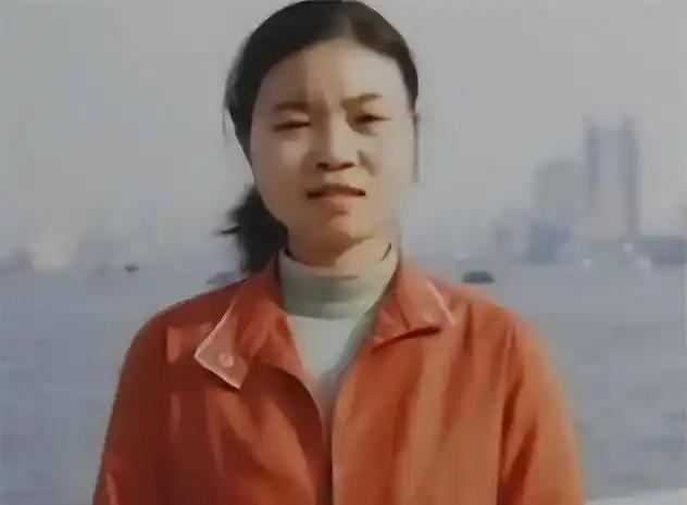 当宿舍的毛巾被系成生命的终章，一位女研究生的故事在深秋上海落幕。她与母亲同挤一床