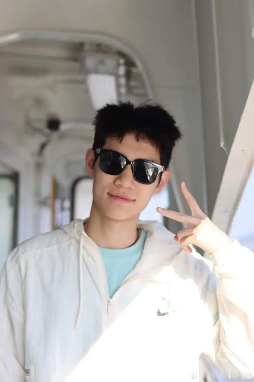 陈俊菘：听歌。我的阳光男孩少年