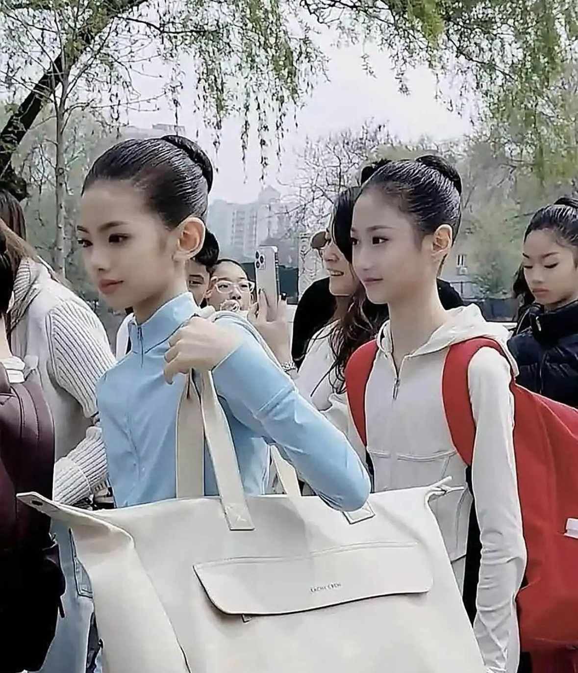 北戏招生现场，这两个小女孩可以买股了 ​​​