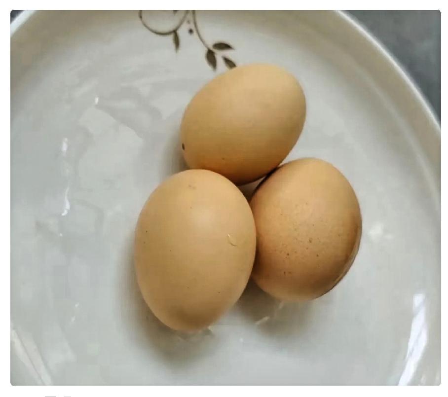 退休之后，吃饭要舍得吃这六样。

隔壁李姐在食堂干了一辈子，今年刚满七十，看着比