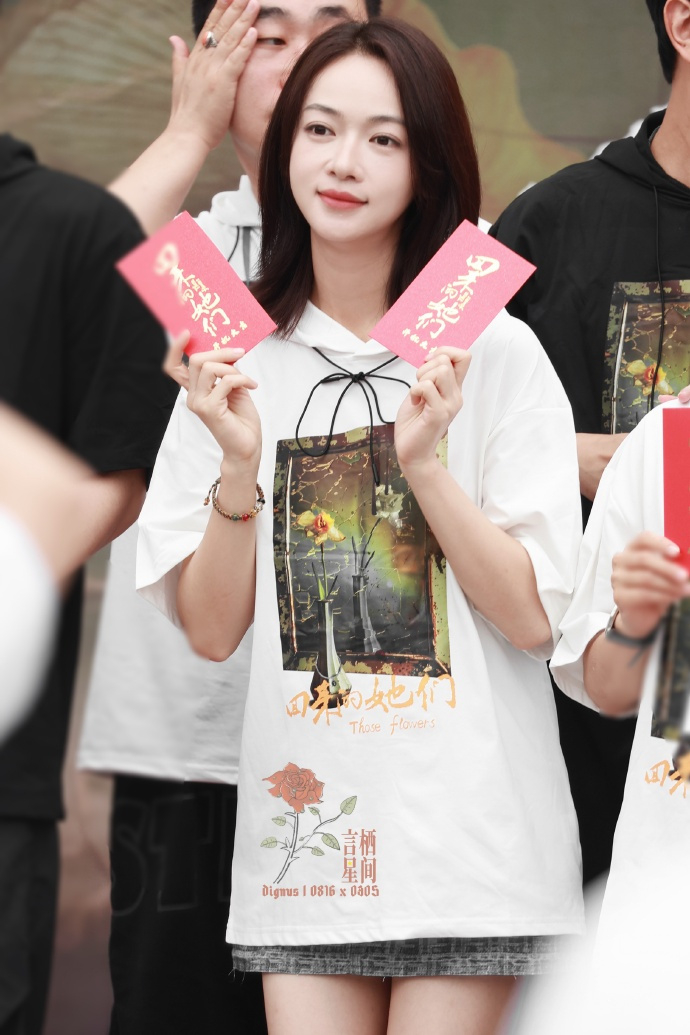 #吴谨言回来的她们开机照# 吴谨言回来的她们开机照，开机大吉，期待新角色的见面啦