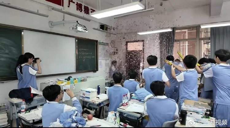 #2026高考前最后一课泪点满满#【高考前的“最后一课”泪点满满：学生献花泪别恩
