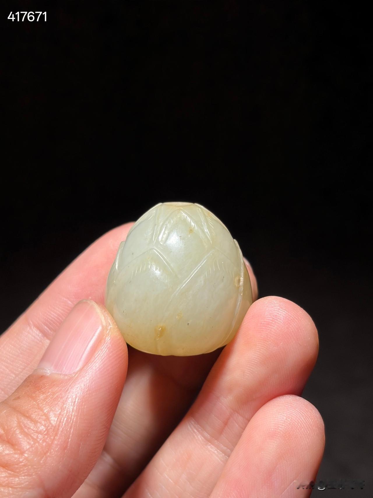 明和田玉籽料莲花珠
尺寸高2.4厘米，直径2.5厘米