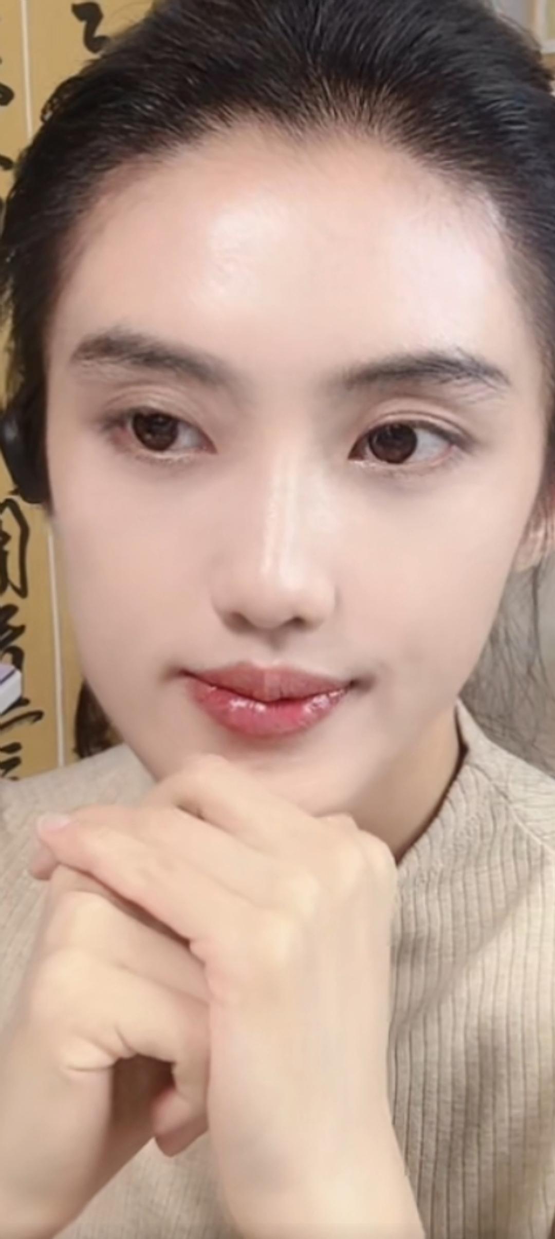 这位小姐姐在思考问题呢。