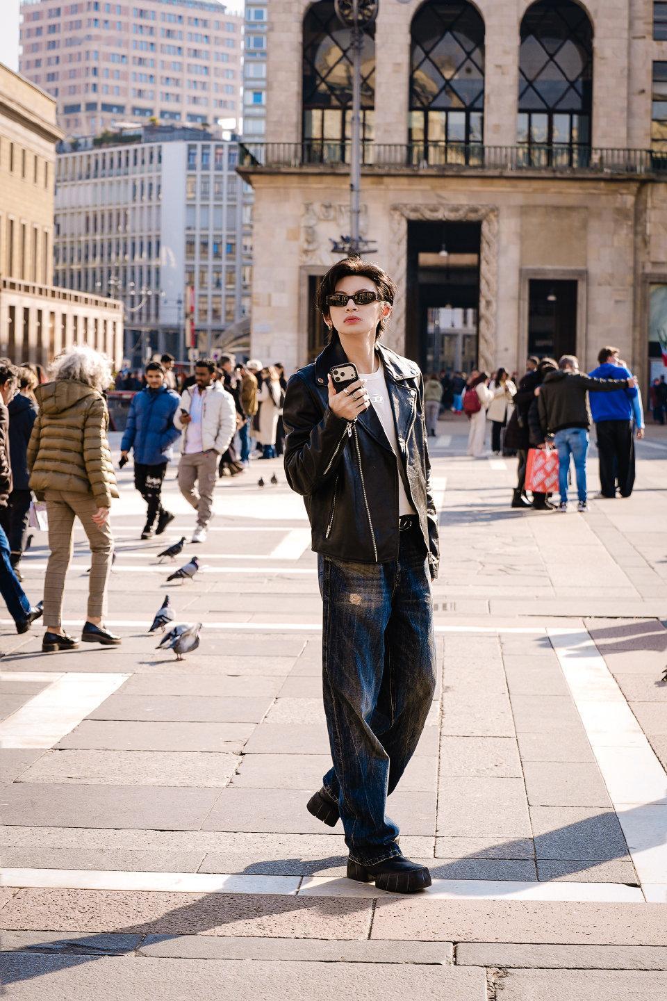 小鬼时尚圈最严肃的Daddy 一亮相米兰秀场就惊艳全场，身穿超季成衣登场，自带强