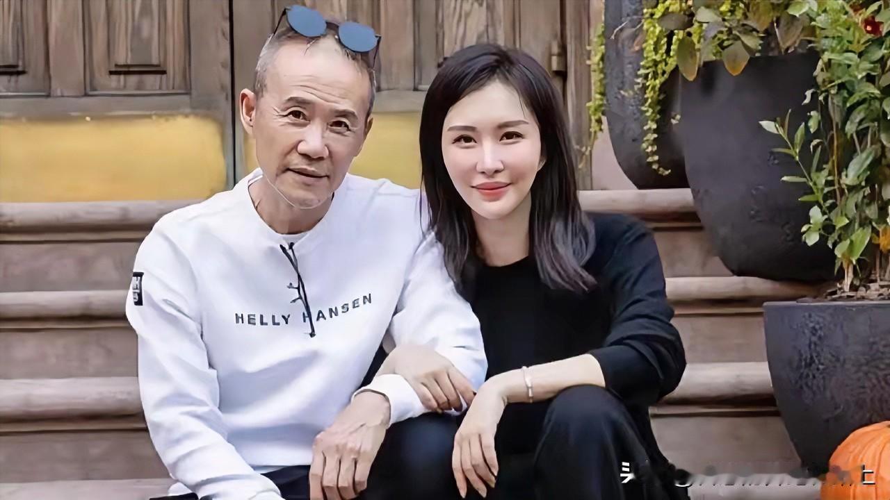 我觉得一点都不奇怪，说白了就两点：一是王石都74岁了，早想退休享清福，盼着田朴珺