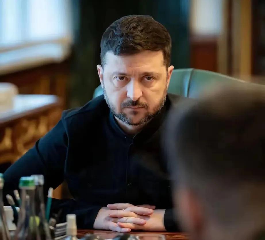 泽连斯基急切希望结束冲突，他主动松口愿与普京当面会谈，但有一点绝不妥协，那就是会