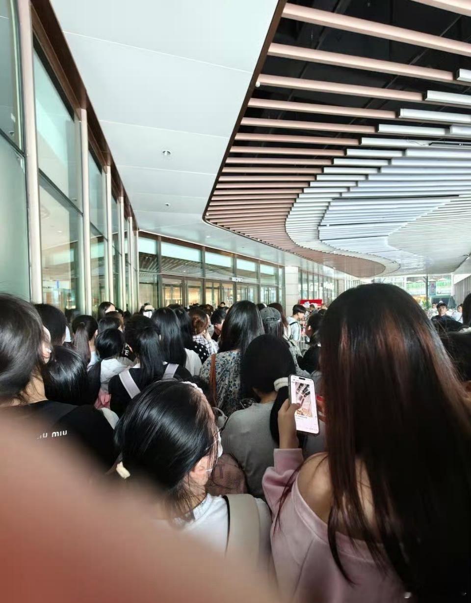 许凯活动现场人气许凯活动线下人气  许凯活动现场人气🈶，现场来了好多的粉丝呀，