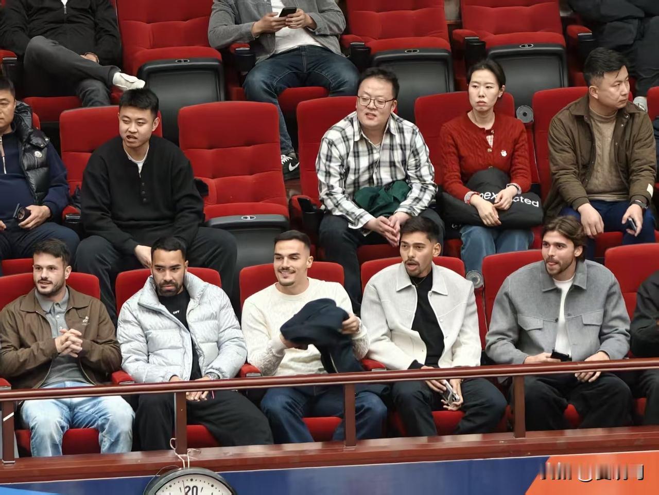 泰山队外援组团来观看山东男篮比赛