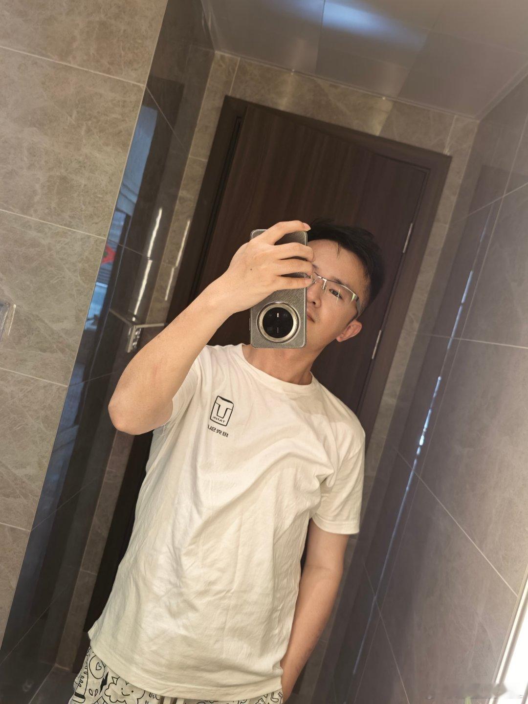 坦克原味T恤，只穿过一次。刚出了一身汗。50块钱包邮，有没有要的？ ​​​