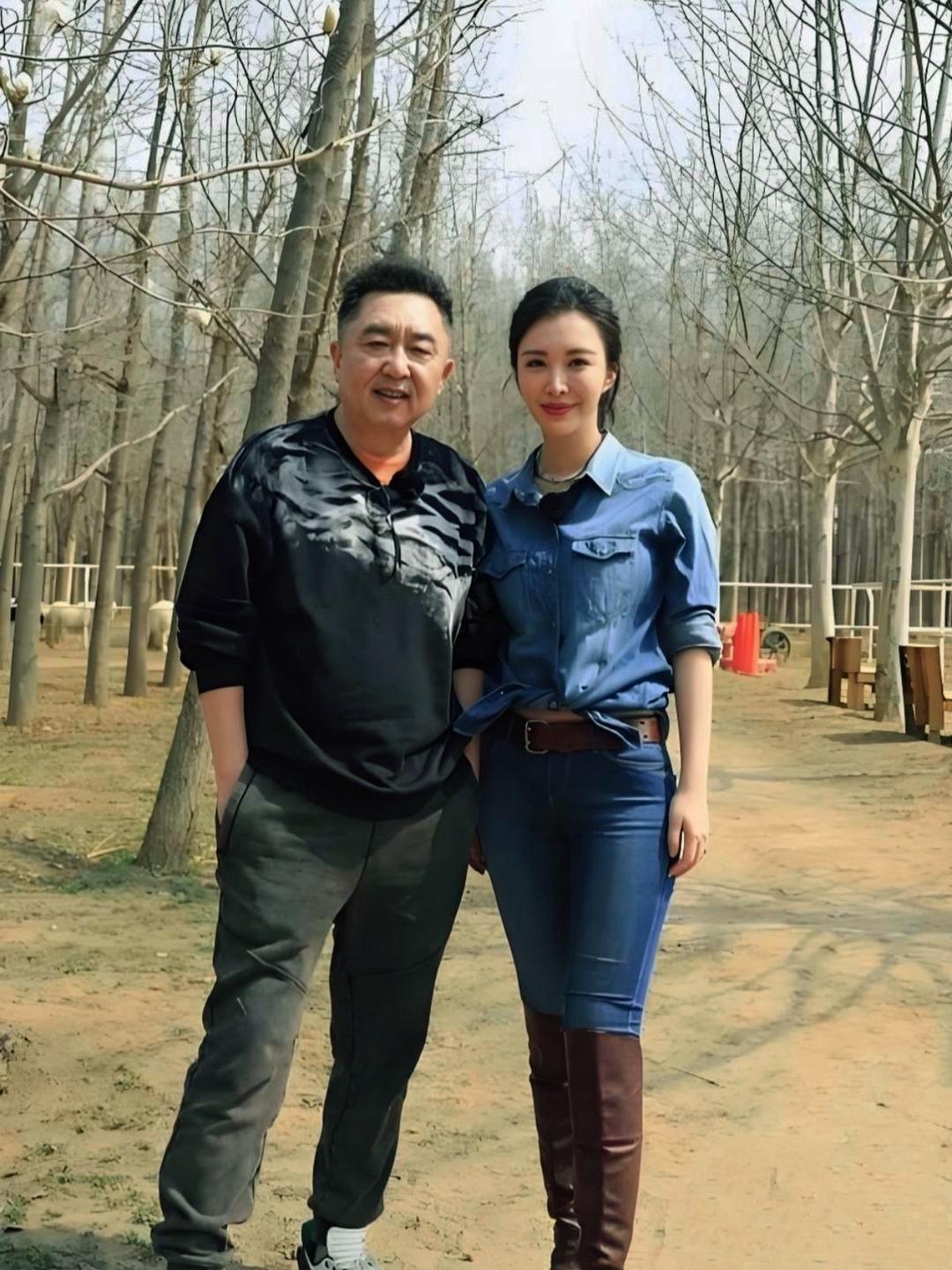 画面中的田朴珺衣着时尚，身段袅娜，螓首蛾眉，双目如潭，楚腰卫鬓，浑身上下都流露着