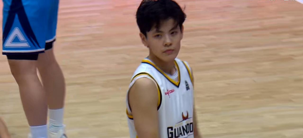 12月10日晚这场广东女篮和山东女篮的对决太有看头了！比赛一开始，剑拔弩张，上半