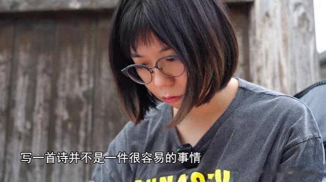 #我的假期日记#
【坐在街边写诗歌的苏州姑娘】
如果这个长假你来到苏州，可能会遇