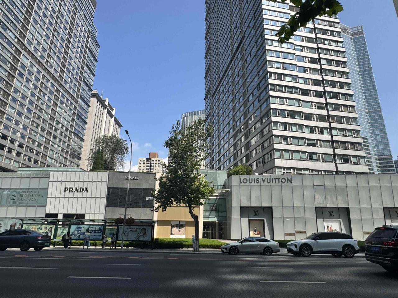 今天老公非要带我进奢侈品店看看，我说如果不给我买就不要进去了，他愣了一下说，让我