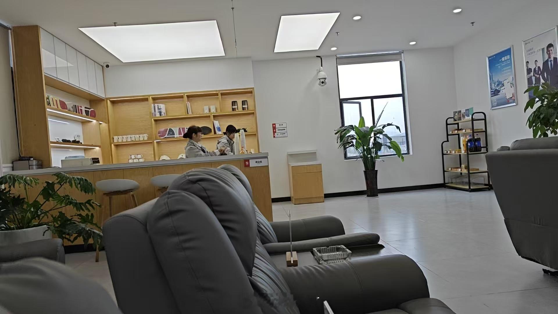 有人跟我一样吗？给车做保养的时候选在中午，还能蹭一顿免费的盒饭，能省十几块钱[允