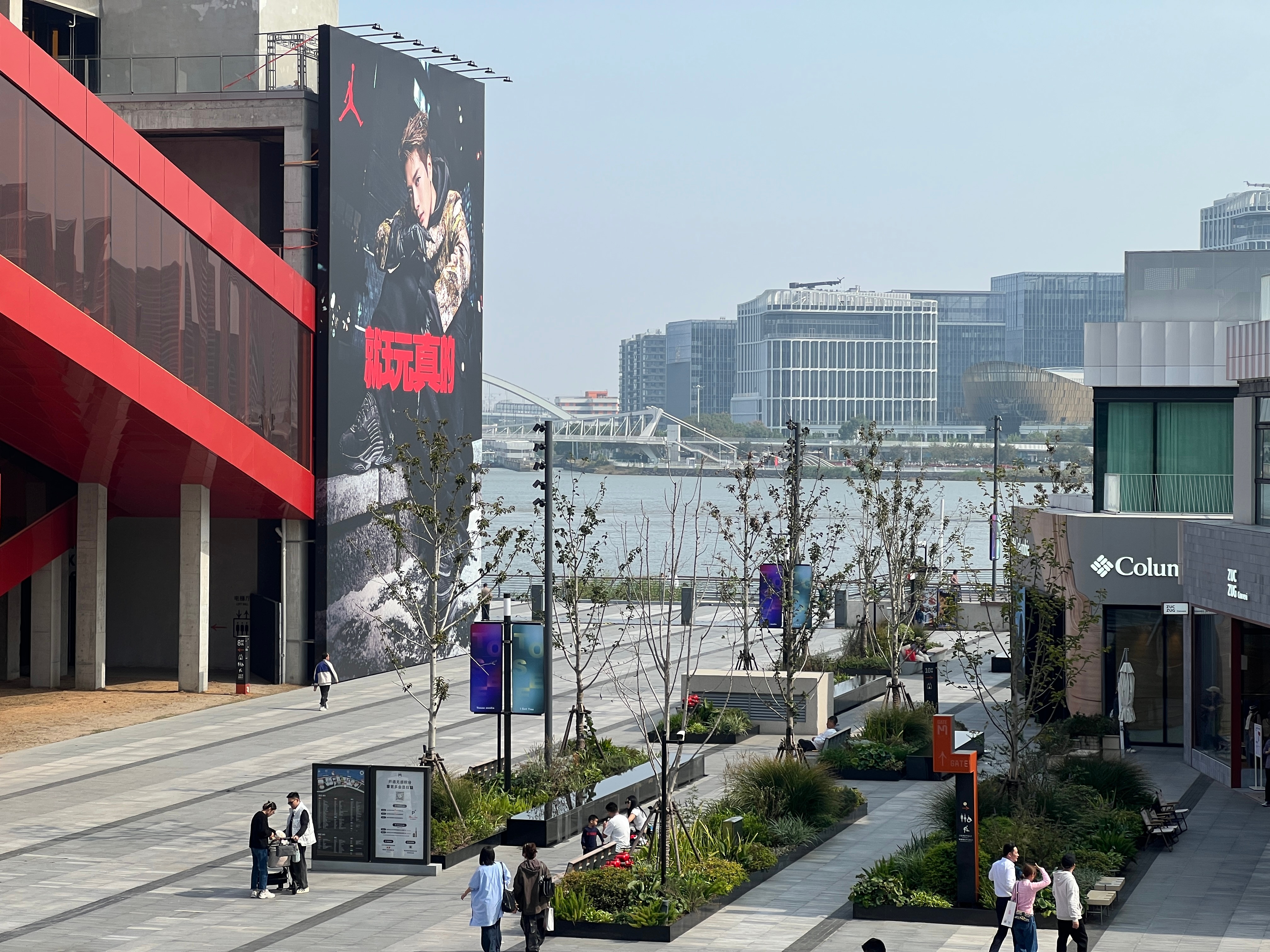 来上海参加狂喜播客节，下午1点CMG融媒影城7号厅，跟一起录制播客节目。  ​​