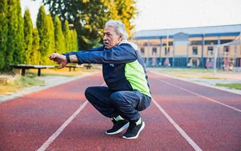 男人为什么非得练深蹲？不是为了好身材，也不是为了炫腹肌。真正的变化，是从身体里炸