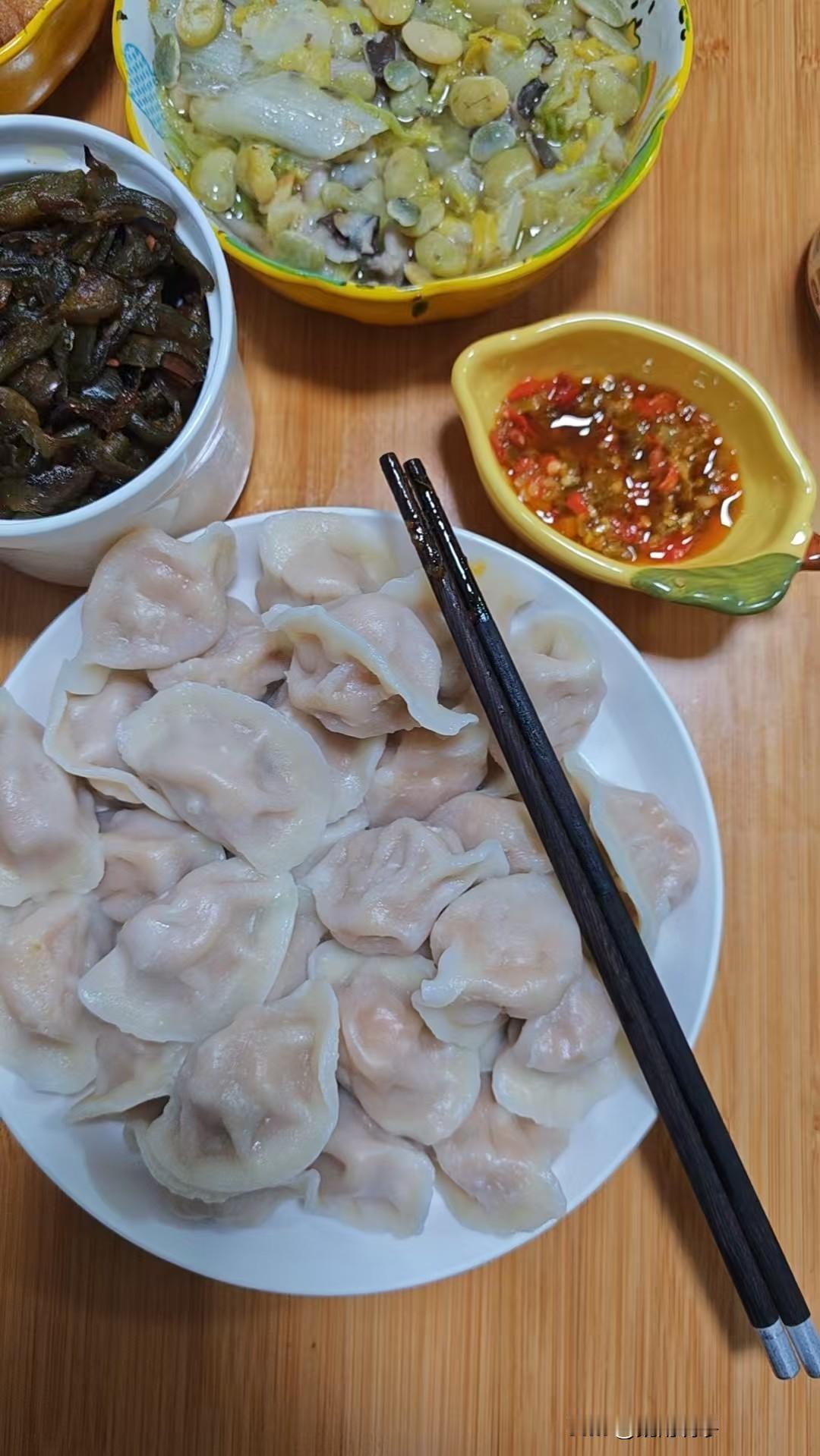 没有酒也一样炫饺子，川娃子双椒酱配上油煸咸茄子，15分钟后门清完事儿。
吃到哪儿