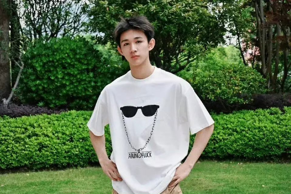 难怪有网友会说荣欣衫会成为第二个于小彤，于小彤当年还没真正的红起来，就开始谈恋爱