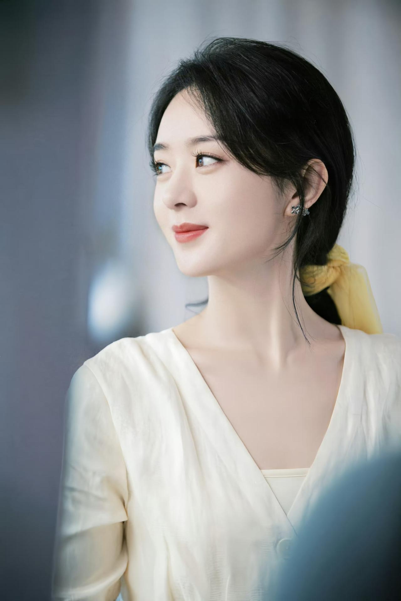 赵丽颖秋日桂花大片杀疯了！温柔松弛，美到骨子里！


“何须浅碧深红色，自是花中