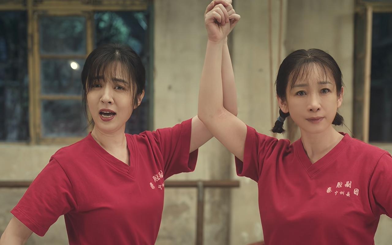 她凭什么来到《主角》剧组？难道是因为以前跟张嘉益有过合作？二人演过恋人？

错！