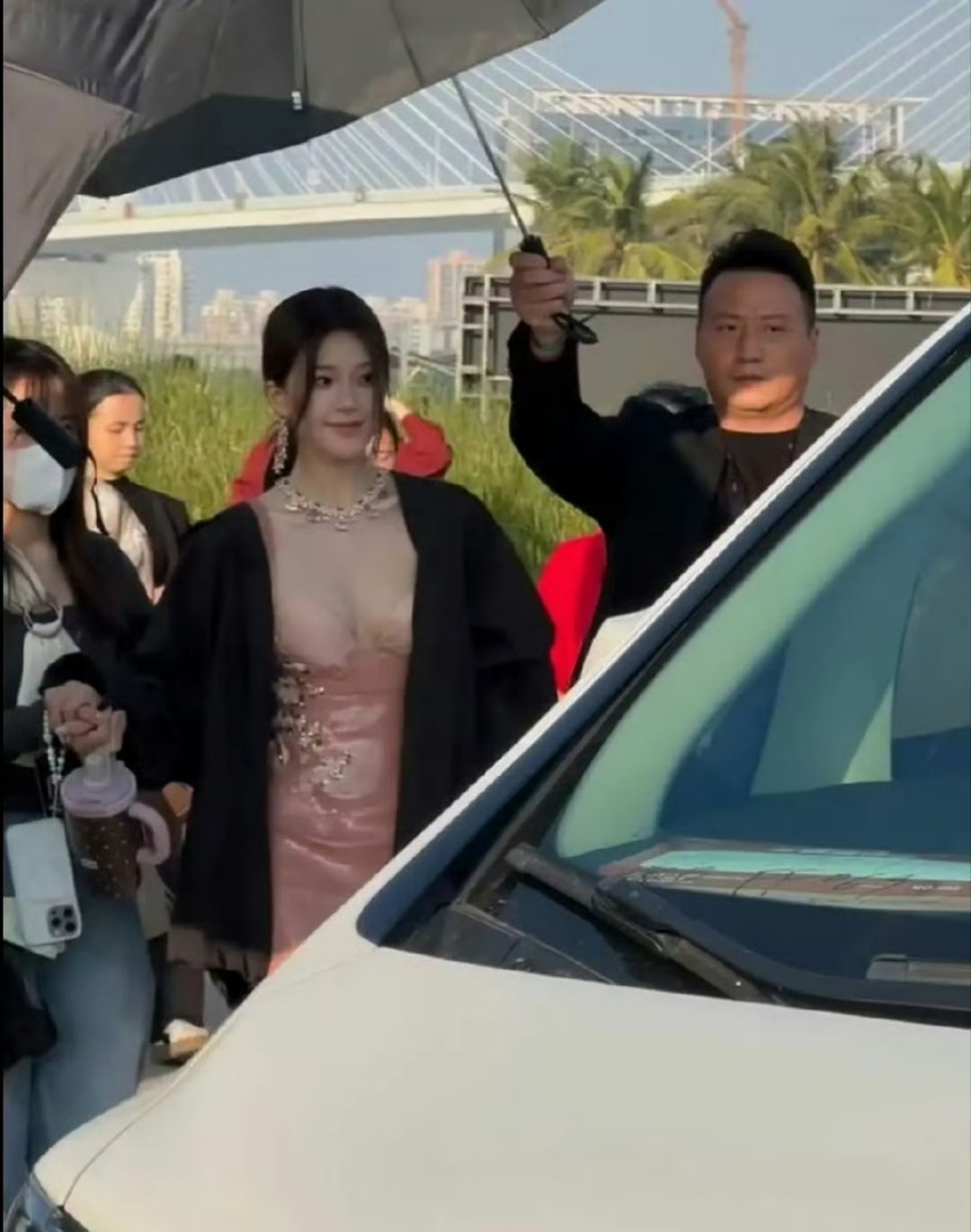 快来看呀 露丝出席星光大赏红毯活动啦粉色长裙真的很适合她 身材也体现的淋漓尽致但