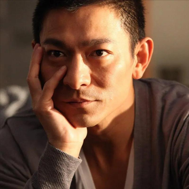 演员，刘德华，接受李静采访时说，我的助理很二，一条筋，他帮我探路，总是提醒我，前