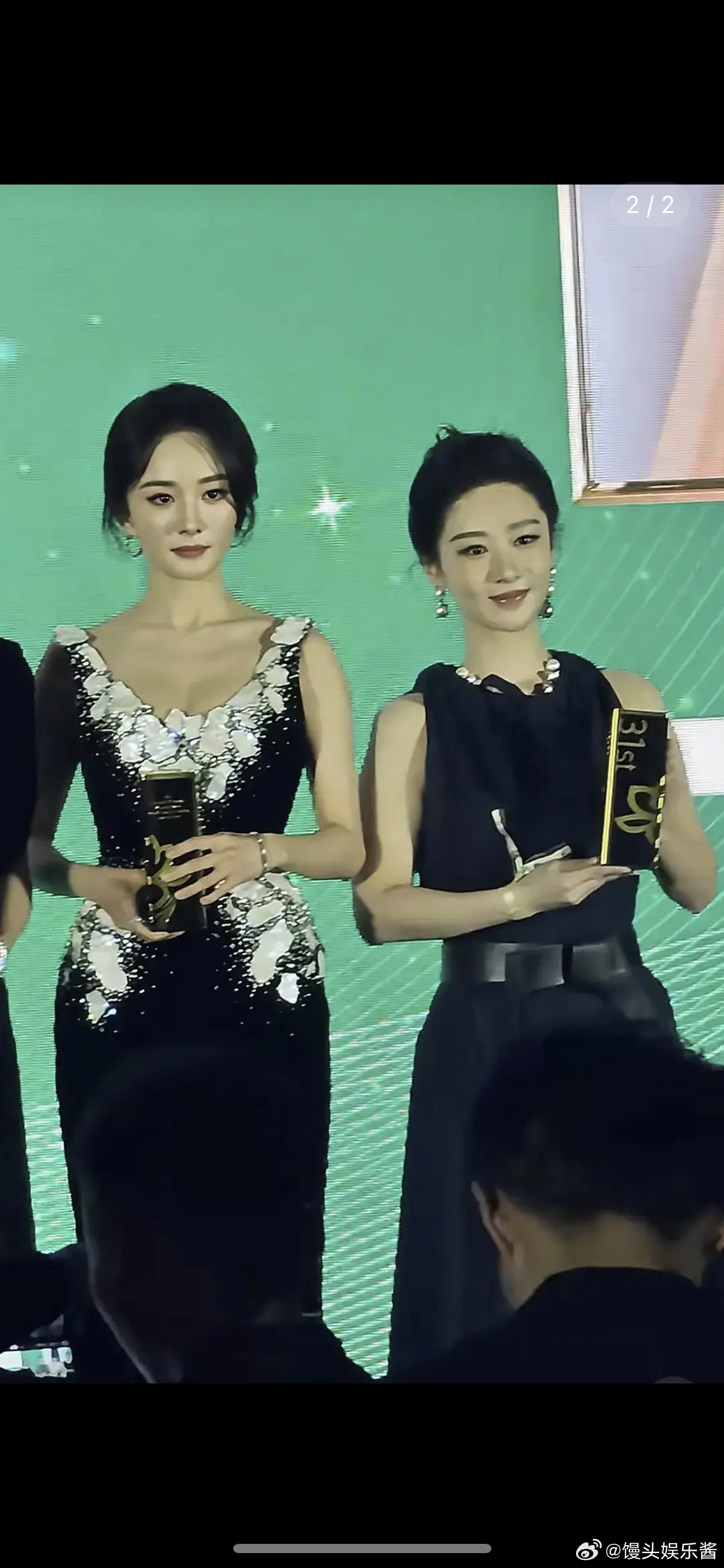 网友说杨紫要注重身材管理了，她和杨幂官方身高差不多，胳膊顶两个幂 