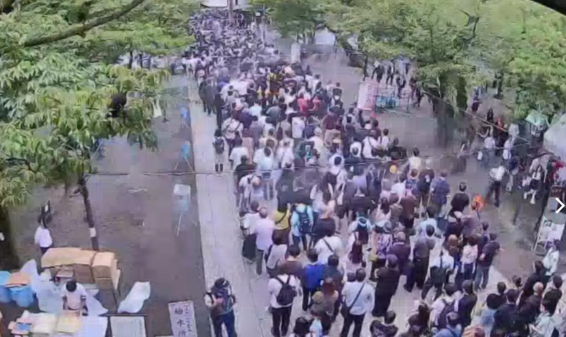 8月15日，靖国神社前祭拜人流爆棚，高市早苗遥相跪拜，再次给中方敲响警钟！

