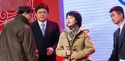 2007年，央视主持人张斌，正在直播奥运新闻发布会时，他的妻子突然冲上台，拿起话
